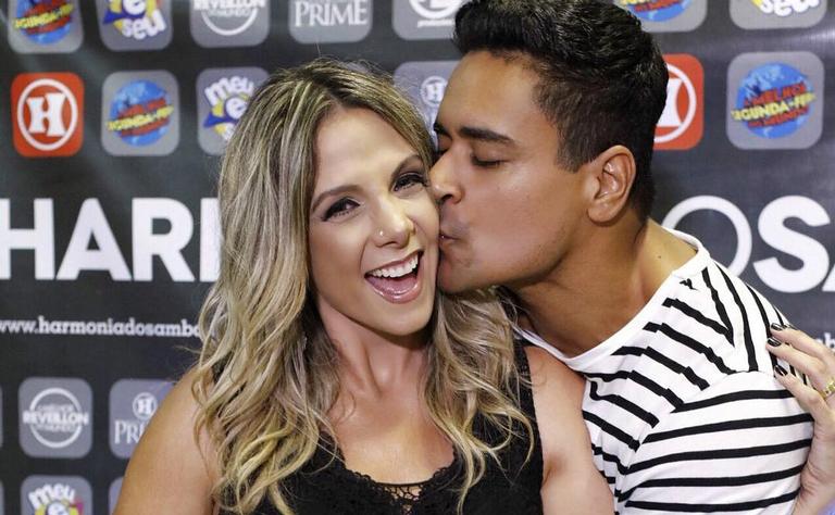 Carla Perez ganha chamego de Xanddy: “Dono do meu coração”