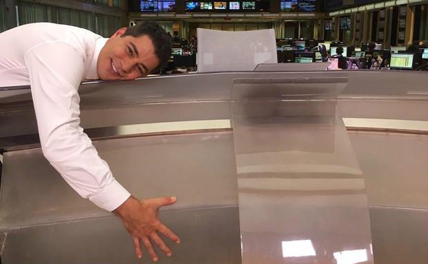 Evaristo Costa retorna ao Jornal Hoje e posta foto engraçada