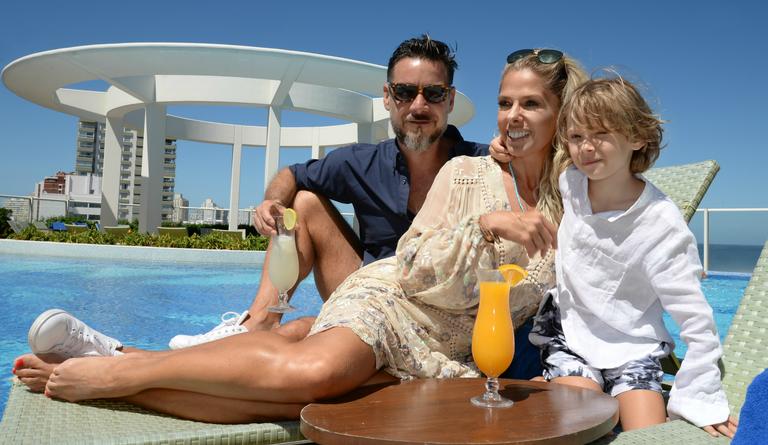Adriane Galisteu descansa com a família em Punta del Este