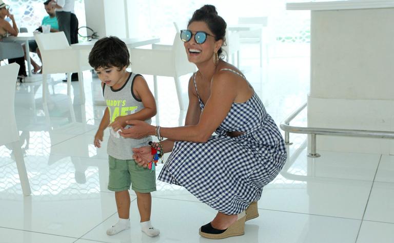 Juliana Paes curte tarde com os filhos no Rio de Janeiro