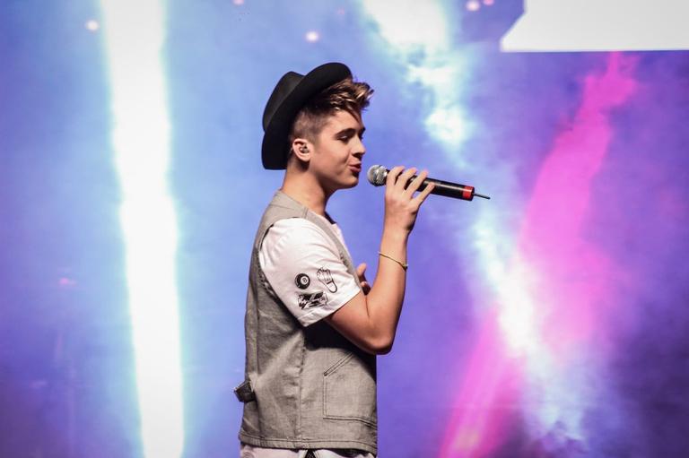 João Guilherme Ávila recebe famosos em show no Rio