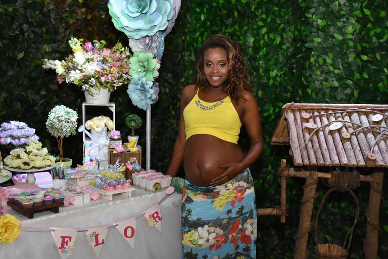 Na reta final da gravidez, Roberta Rodrigues faz chá de bebê