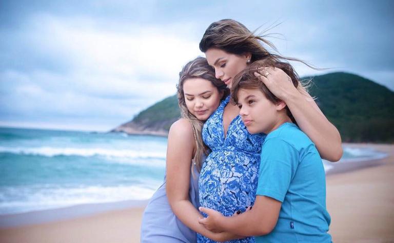 Kelly Key posa com os filhos: “A maternidade é mágica”