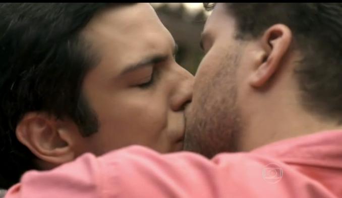 Mateus Solano e Thiago Fragoso comemoram os 3 anos do beijo Feliko