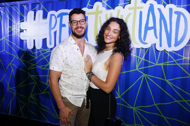 Debora Nascimento e José Loreto, além de outros famosos, curtem festa no Rio