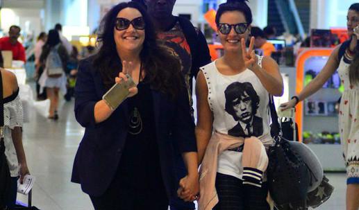 Ana Carolina e Leticia Lima andam de mãos dadas em aeroporto