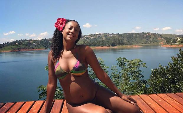 Grávida, Negra Li deixa barriguinha à mostra