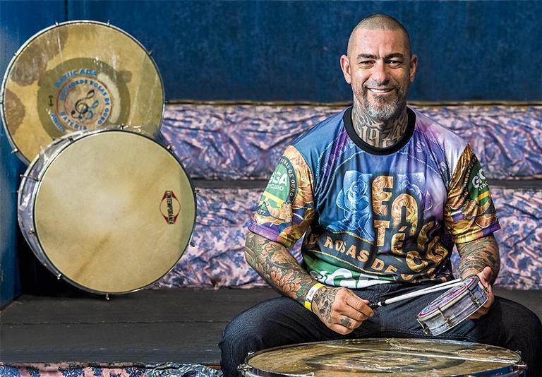 Henrique Fogaça se prepara para desfilar pela primeira vez no Carnaval