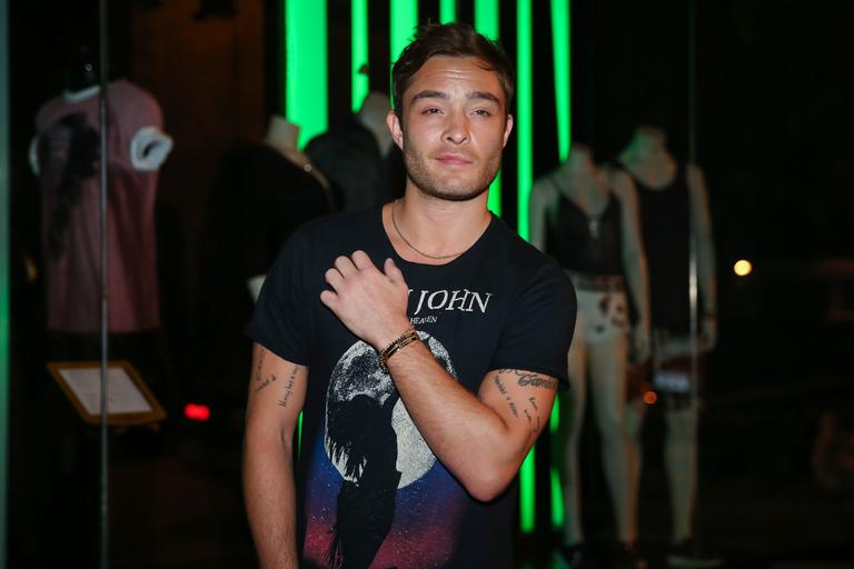 Ed Westwick participa de evento de moda em São Paulo