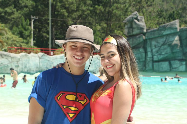 Ana Vitória Zimmerman e Leo Belmonte curtem parque aquático