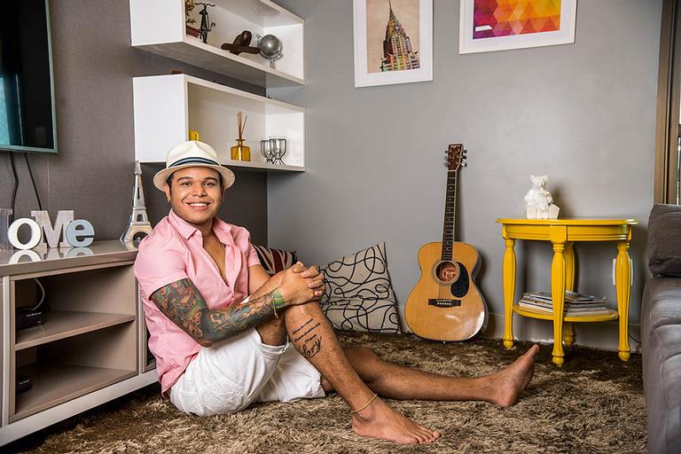 Dos bastidores para o palco: saiba mais sobre o cantor e compositor Tierry