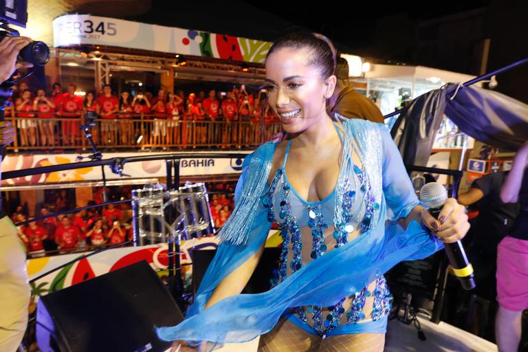 Anitta canta no trio do EVA, em Salvador