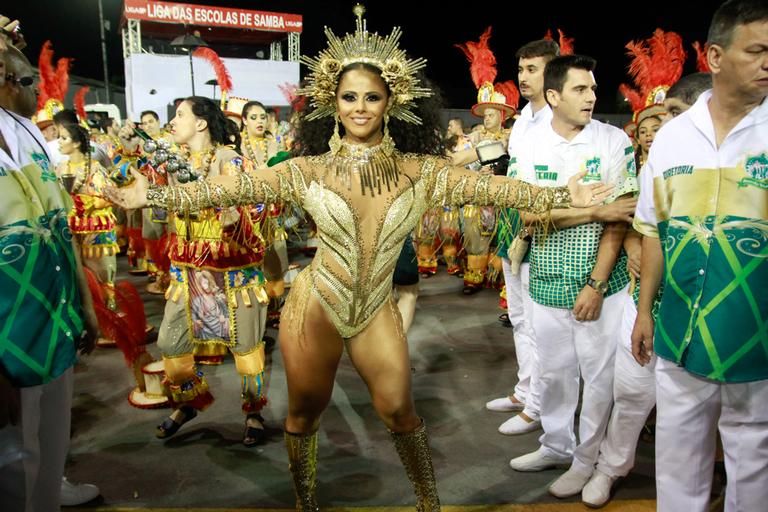 Muita energia no 2º dia de desfiles das escolas de samba de São Paulo