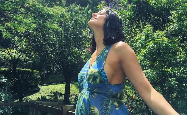 Grávida, Carol Castro mostra barriga em look soltinho