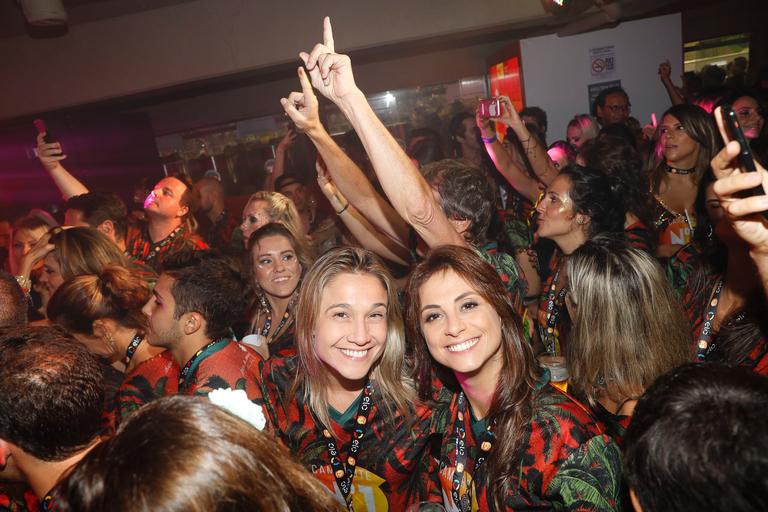 Fernanda Gentil curte o Carnaval com a namorada no Rio
