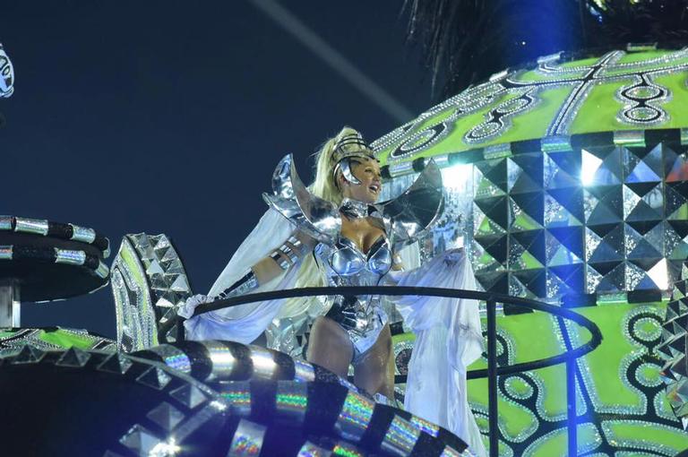 Xuxa brilha em desfile da Grande Rio