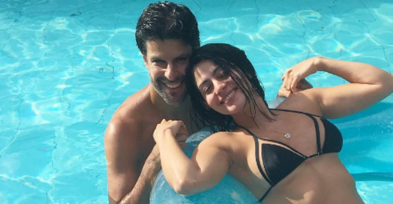 Grávida, Carol Castro curte relax na piscina ao lado do namorado, Felipe Prazeres