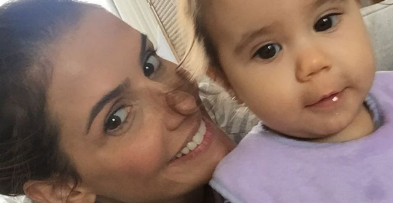 Deborah Secco mostra a filha, Maria Flor, fantasiada de Frida Kahlo