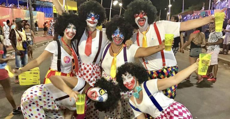 Fantasiada de palhaço, Ivete Sangalo pula carnaval no meio da multidão