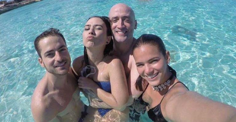 Paulo Gustavo, Bruna Marquezine e Tatá Werneck viajam juntos para ilha no Caribe