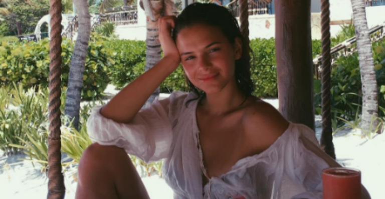 Bruna Marquezine exibe corpão à beira-mar durante férias no Caribe