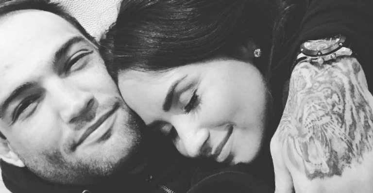 Em clima romântico, lutador brasileiro Guilherme “Bomba” aparece beijando Demi Lovato