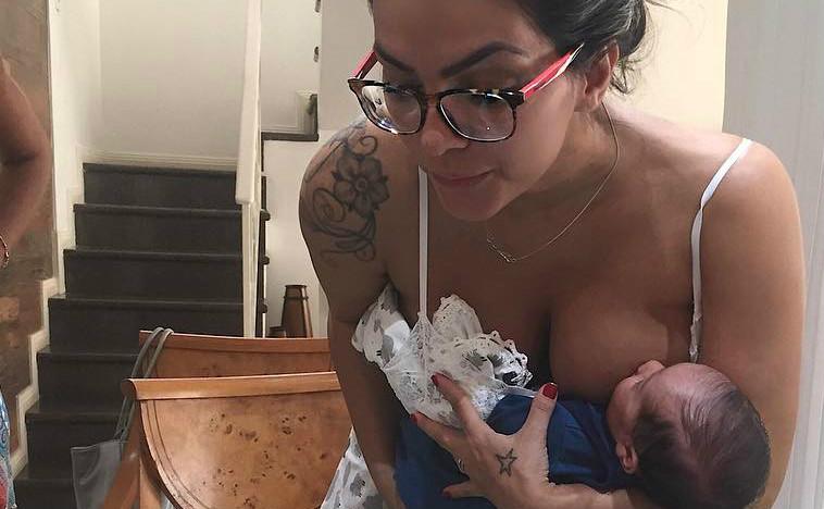 Aniversariante, Kelly Key assopra velinha e amamenta o filho, Artur