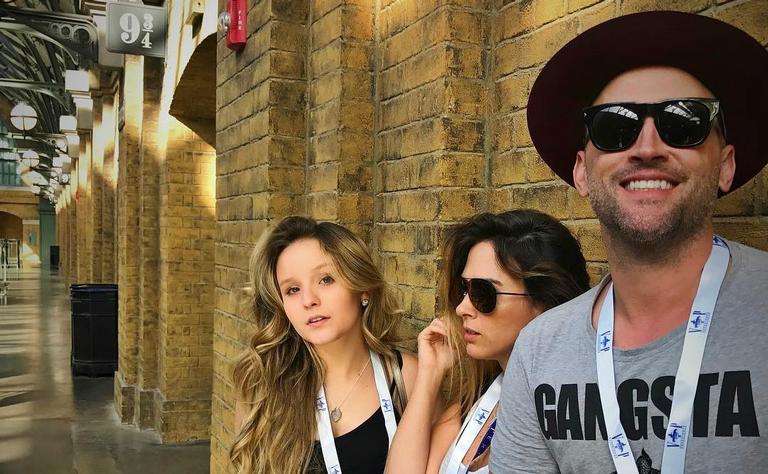 Com Tatá Werneck e Paulo Gustavo, Larissa Manoela se diverte na Disney