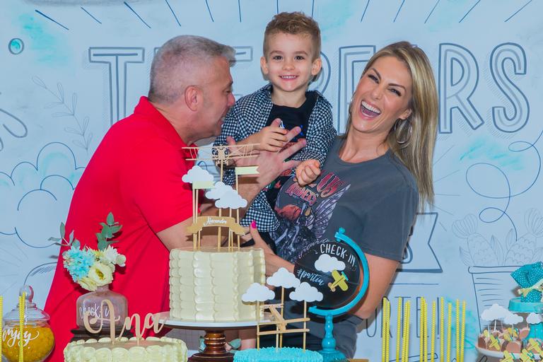 Ana Hickmann comemora aniversário triplo em Itu
