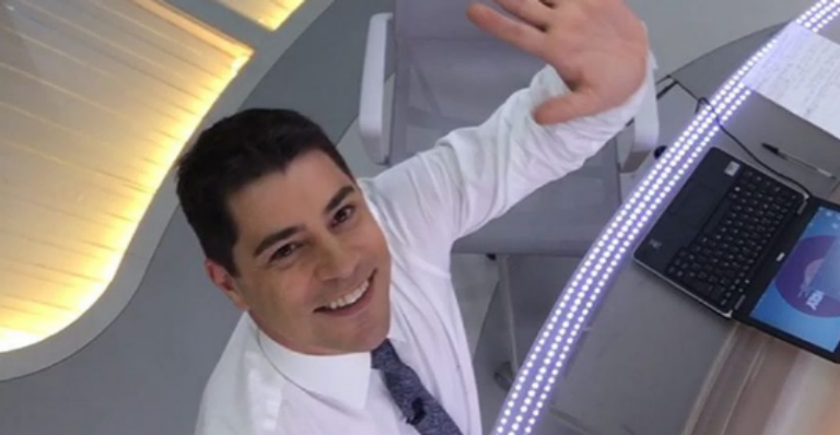 Evaristo Costa empresta gravata para fã e aprova o look final: “Ficou elegante”