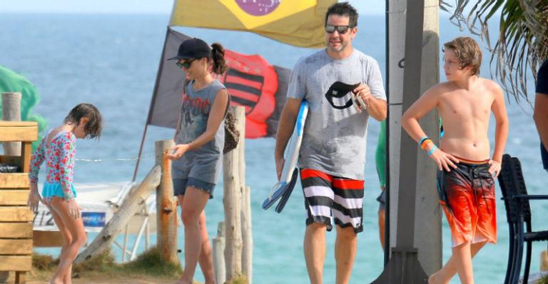 Murilo Benício e Débora Falabella curtem dia de praia ao lado dos filhos