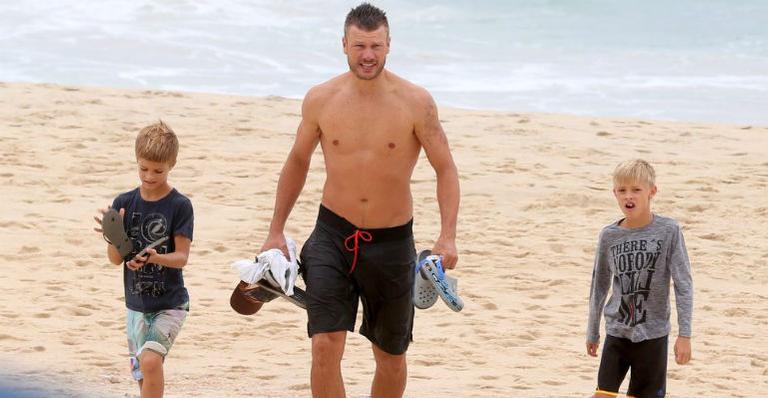Rodrigo Hilbert aproveita praia ao lado dos herdeiros, Francisco e João