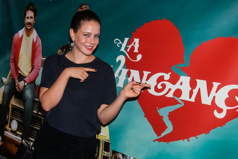 Leandra Leal confere pré-estreia do filme La Vingança