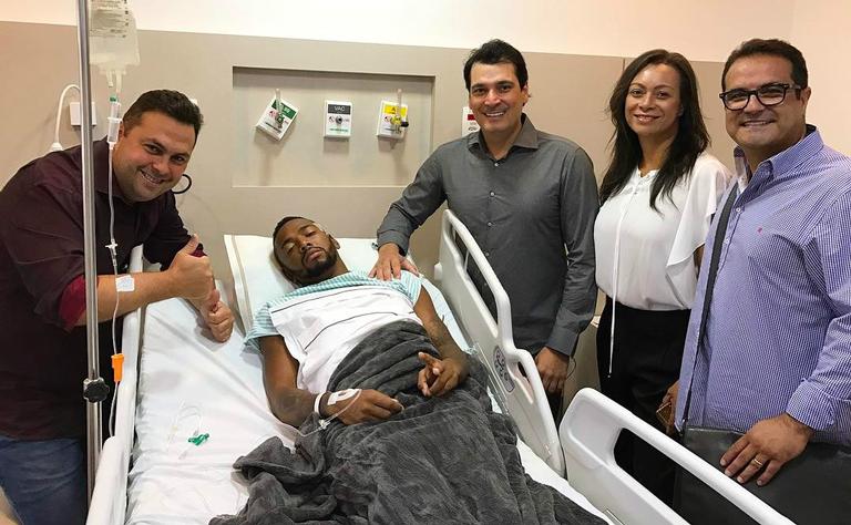 Após cirurgia, Nego do Borel brinca: “Já estava na hora de tirar esse chifre”