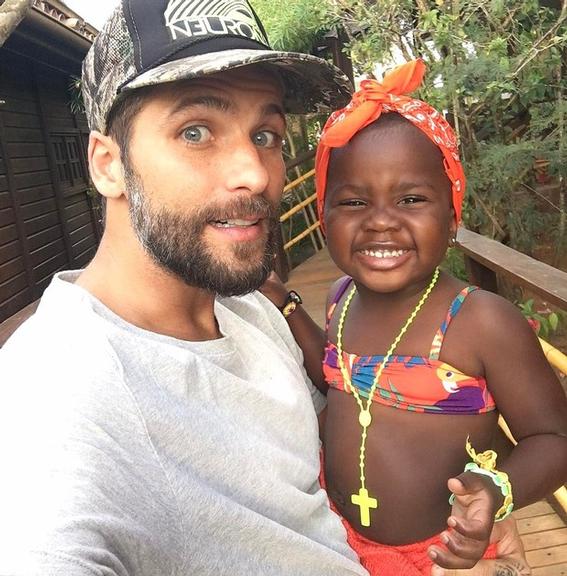 Giovanna Ewbank publica foto de Bruno Gagliasso com a filha Titi