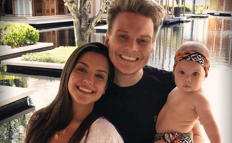 Michel Teló se declara para a mulher e a filha