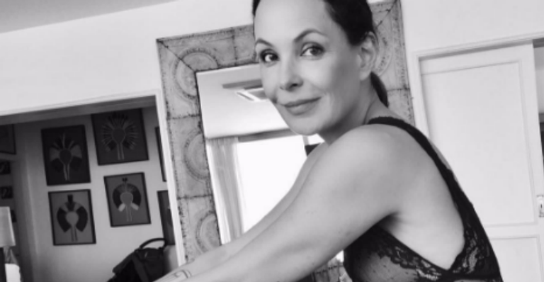 Carolina Ferraz posa só de lingerie e fala sobre as mudanças do corpo após 2 gestações