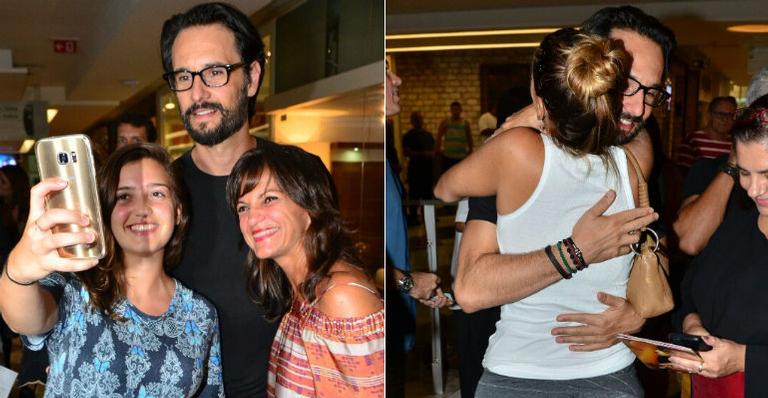 Fãs cercam Rodrigo Santoro em teatro no Rio de Janeiro