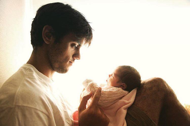 Felipe Simas faz registro fofo com a filha