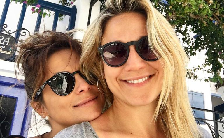 Fernanda Gentil publica foto com a namorada e se declara: “Morrendo de saudade”