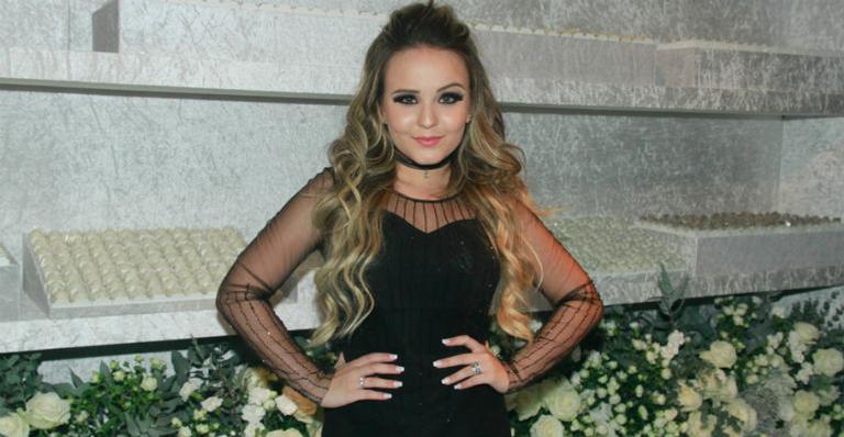 Com look ousado, Larissa Manoela marca presença no aniversário da youtuber Flavia Pavanelli