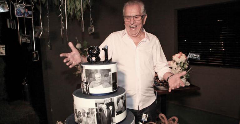 Emocionado, Carlos Alberto de Nóbrega comemora 81 anos com festa em SP