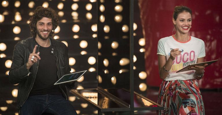 Chay Suede pede Laura Neiva em casamento no palco do ‘Amor & Sexo’
