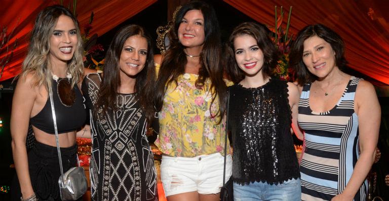 Elenco de ‘A Terra Prometida’ se reúne para assistir o último capítulo da novela