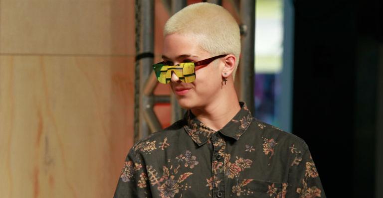 João Guilherme Ávila exibe novo visual em dia de modelo