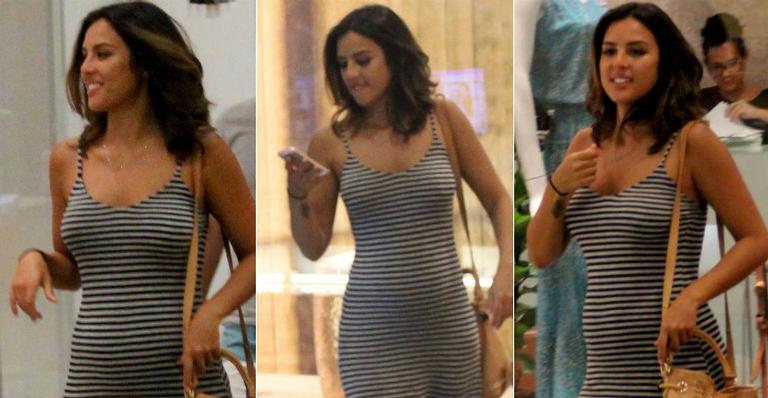 Yanna Lavigne exibe barriguinha de grávida durante passeio no shopping