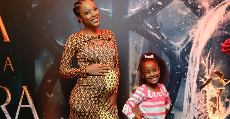 Grávida pela 2ª vez, Negra Li exibe o barrigão em dia de cinema com a filha