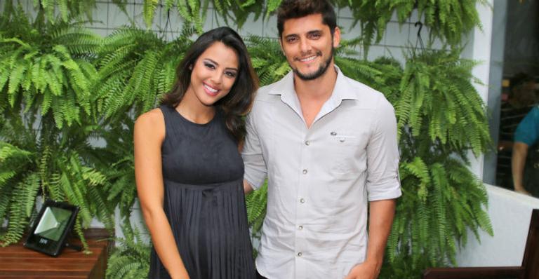 Yanna Lavigne e Bruno Gissoni vão juntos a evento de moda
