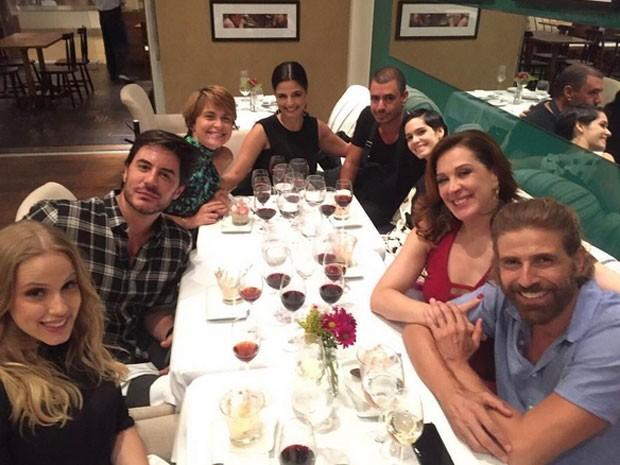 Elenco de A Lei do Amor se reúne em jantar no Rio