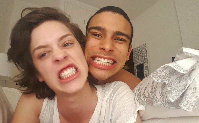 No Japão, Sophia Abrahão parabeniza Sergio Malheiros pelo aniversário